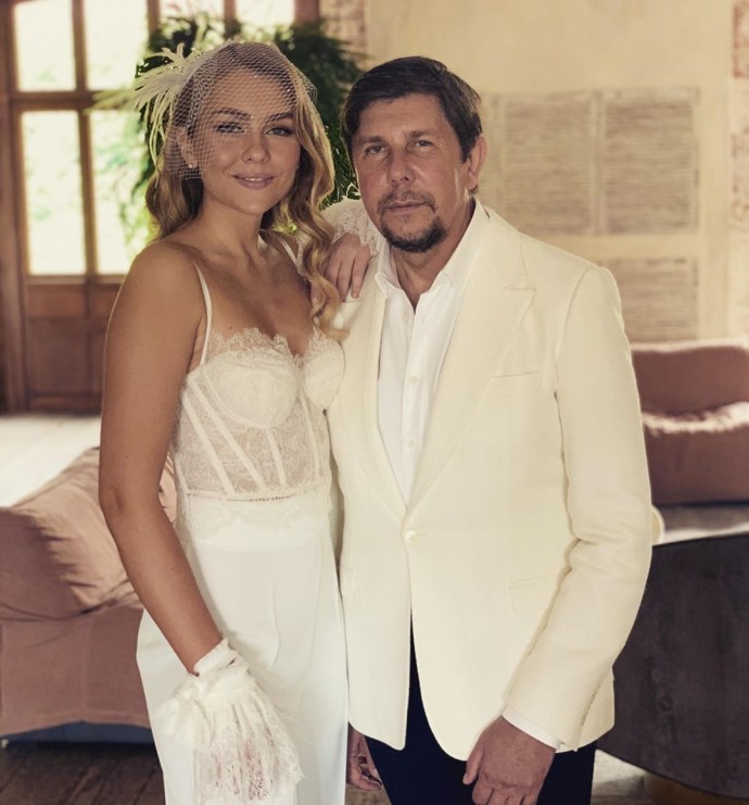 Дочь актера Андрея Фомина вышла замуж в необычном костюме