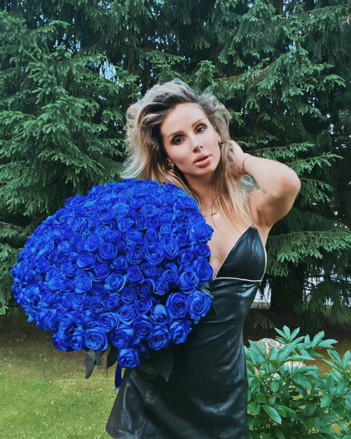 Рейтинг дня: Светлана Лобода в мини-платье с декольте показала подарок от возлюбленного