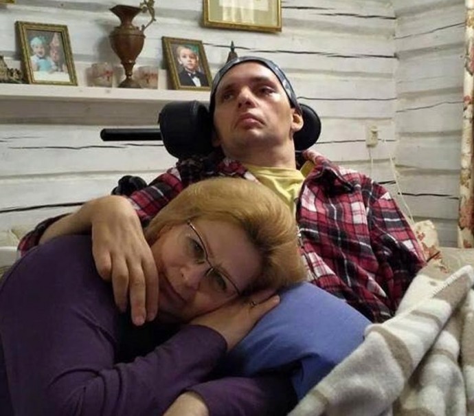 Супруга парализованного Алексея Янина съехала от мужа и занялась карьерой певицы