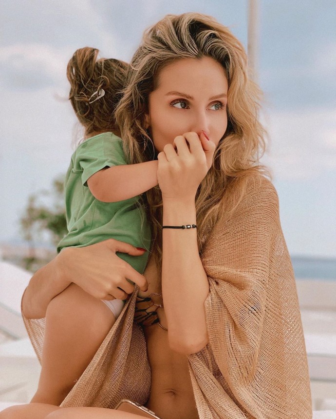 Светлана Лобода устроила пляжную фотосессию в мини-бикини