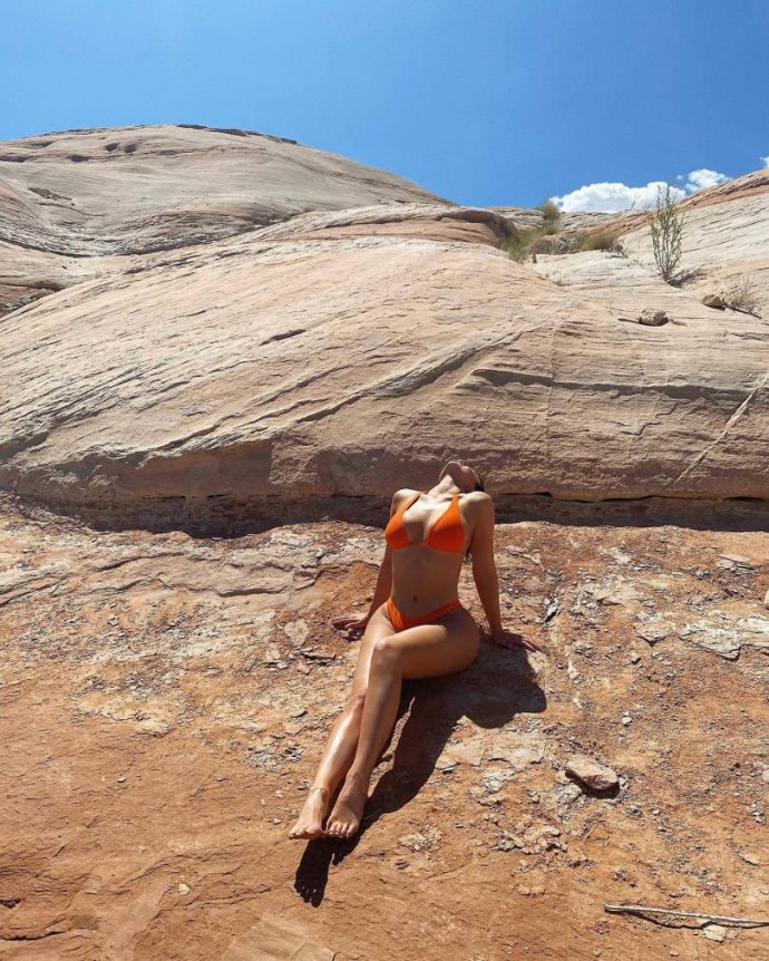 Кайли Дженнер устроила фотосессию на камнях в оранжевом бикини