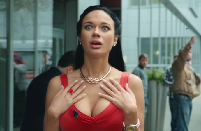 Рейтинг дня: Яна Кошкина подчеркнула стройные ноги, надев мини-юбку