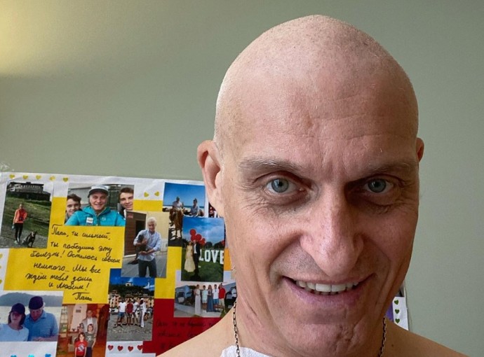 Друзья больного раком Олега Тинькова побрились на лысо, чтобы его поддержать