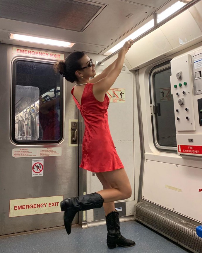 Падчерица Ивана Урганта в странном наряде устроила фотосессию в метро