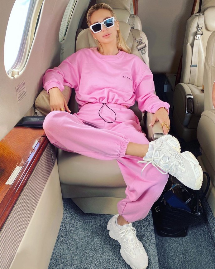 Рейтинг дня: Светлана Лобода появилась на борту частного самолёта в розовом костюмчике