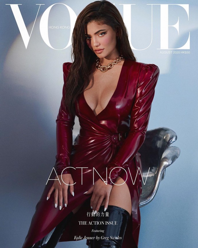 Кайли Дженнер появилась на обложке Vogue в латексном платье с декольте