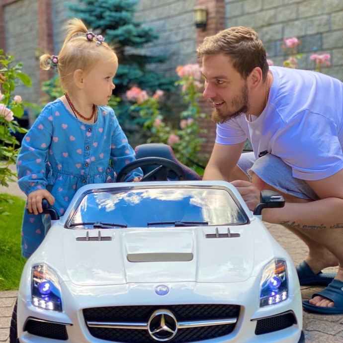 "Папа, доча и Mercedes": Лера Кудрявцева показала трогательное семейное фото