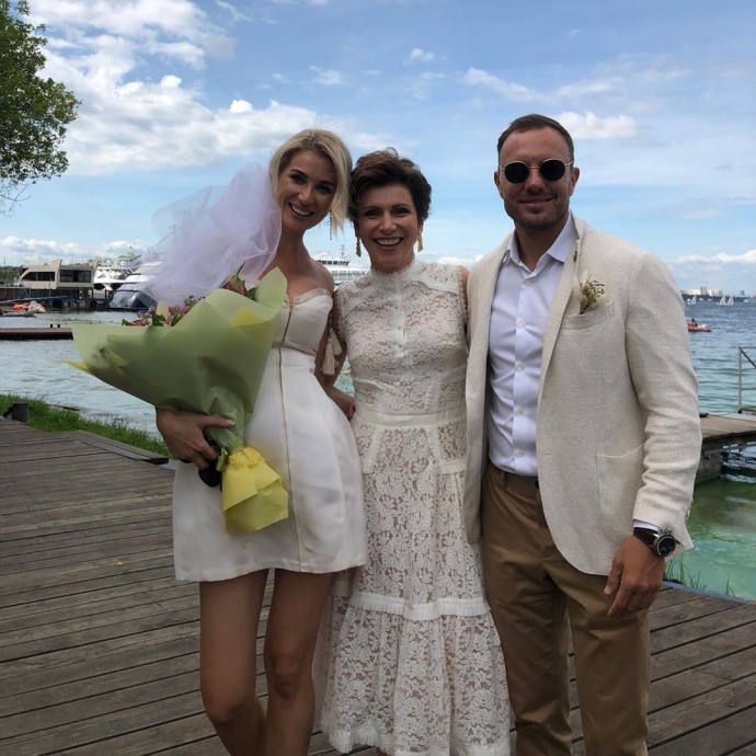 Невеста ведущего Первого канала Тимура Соловьева выбрала необычный образ для свадьбы