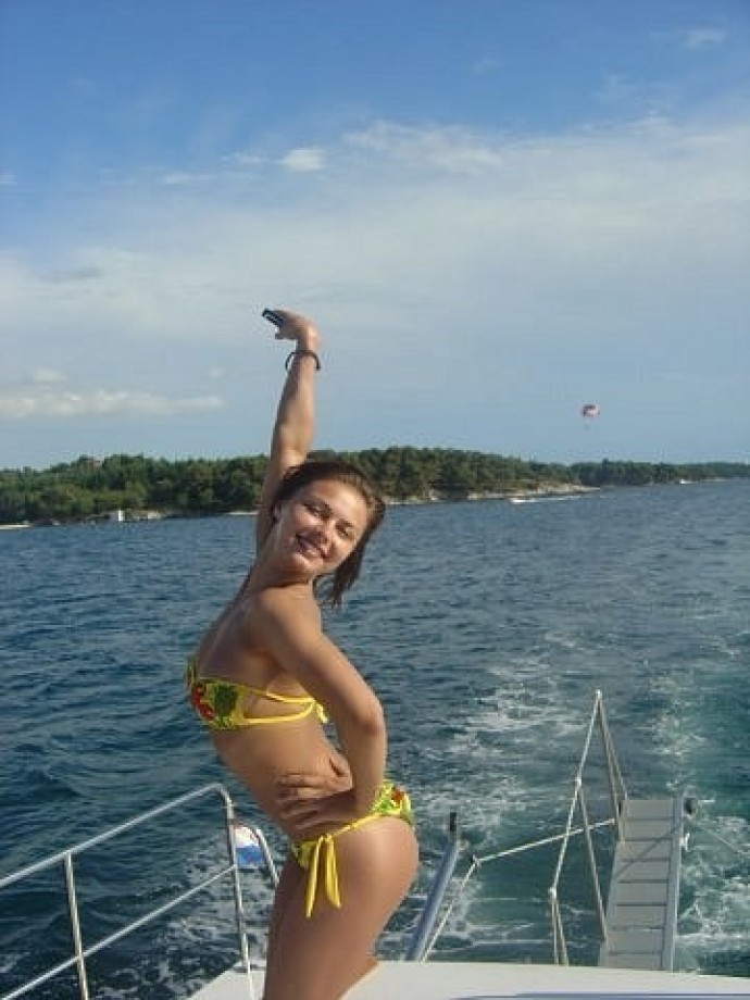 В Сети обсуждают фото юной Алины Кабаевой в бикини на яхте с подругой.
