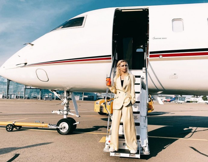 Рейтинг дня: Светлана Лобода надела молочный костюм для полёта на частном самолёте