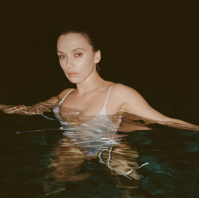 В честь выхода сольного трека Ольга Серябкина поделилась фотографиями в купальнике