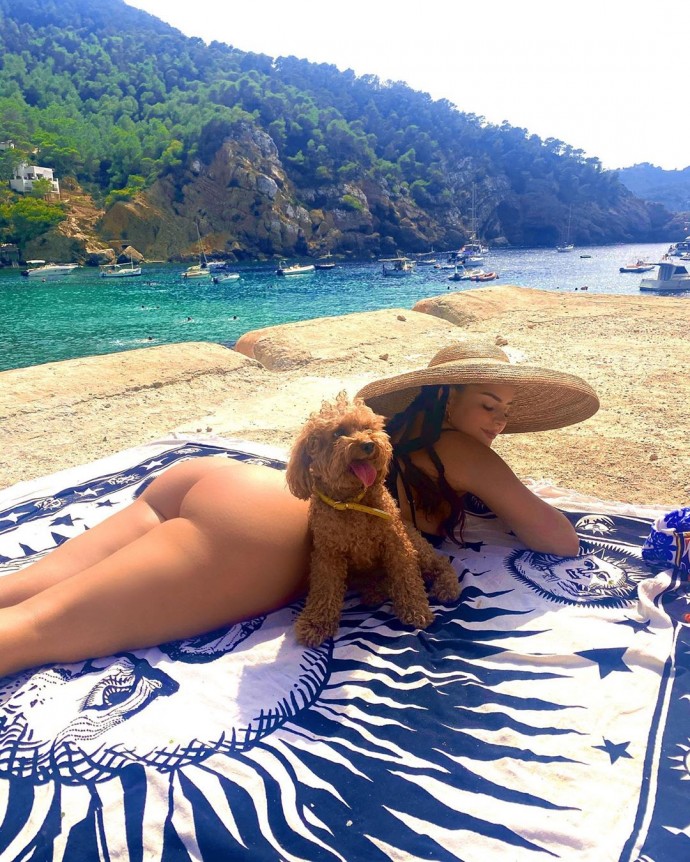Папарацци сделали пляжные фото обладательницы шестого размера груди Деми Роуз