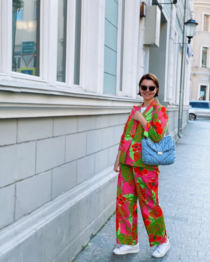 Рейтинг дня: Татьяна Брухунова выбрала цветочный костюм для прогулки