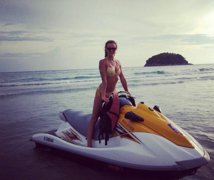 Анастасия Решетова и еще девять девушек, оседлавших водный мотоцикл