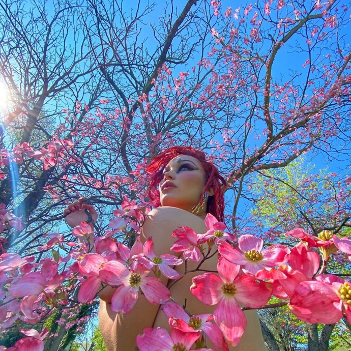 Белла Хадид заплела дреды и обнажилась на фоне цветущих деревьев