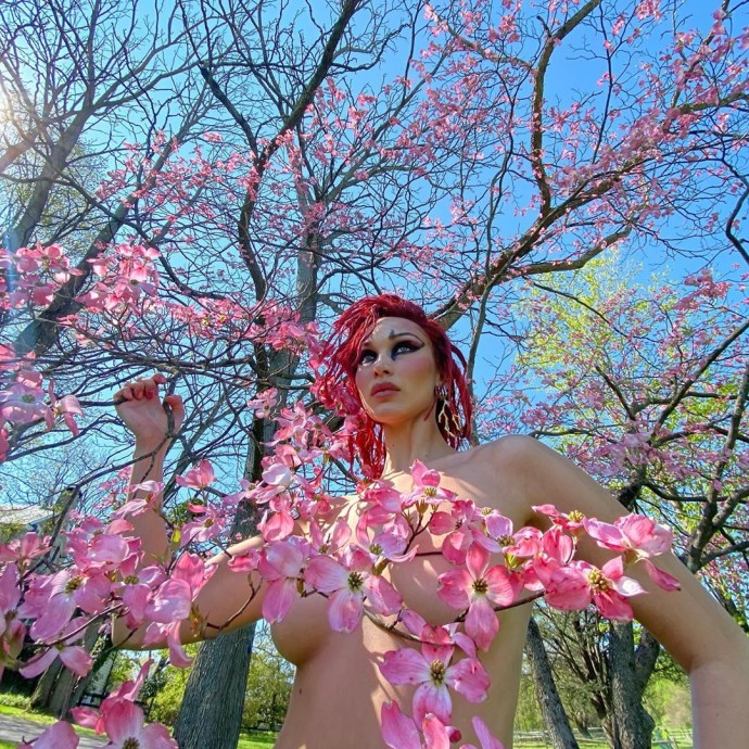 Белла Хадид заплела дреды и обнажилась на фоне цветущих деревьев