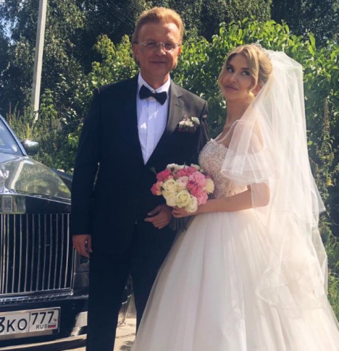 Экс-участник группы "Мираж" 53-летний Рома Жуков женился на 28-летней любовнице