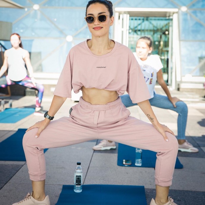 Рейтинг дня: Виктория Дайнеко в пудровом костюме принимала пикатные позы на занятиях по йоге