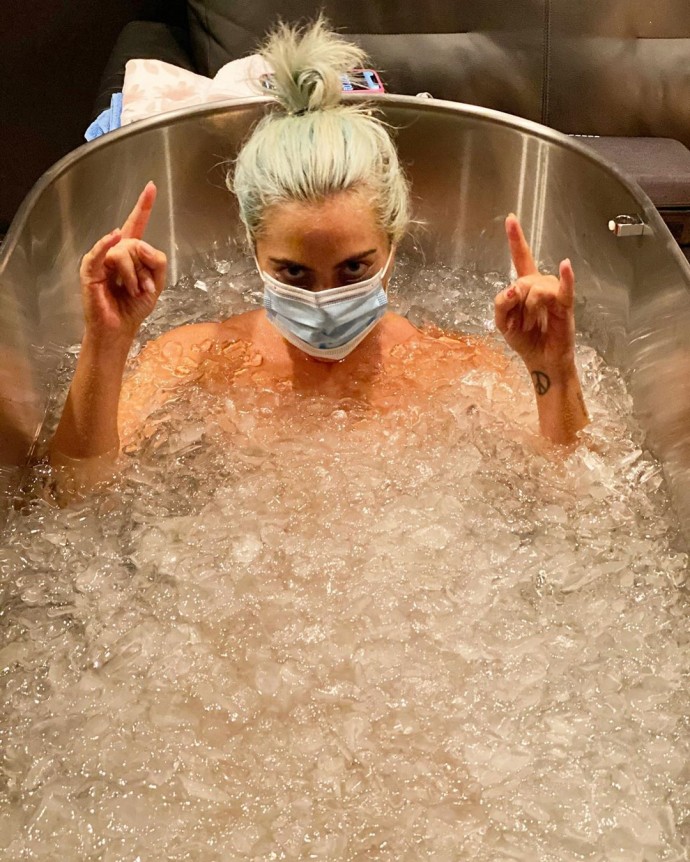 Леди Гага приняла ванну со льдом