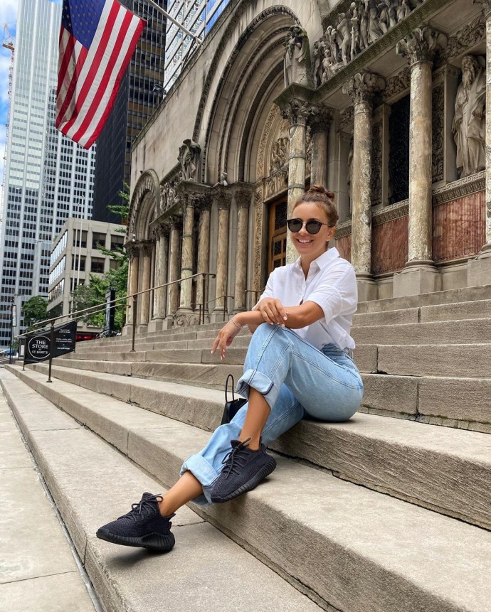 Рейтинг дня: Ани Лорак прогулялась по Нью-Йорку в стильном наряде