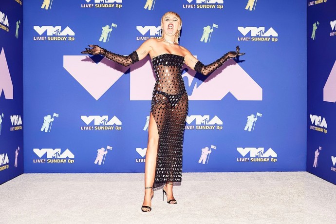 Майли Сайрус выбрала платье из прозрачной ткани для похода на MTV Video Music Awards 2020