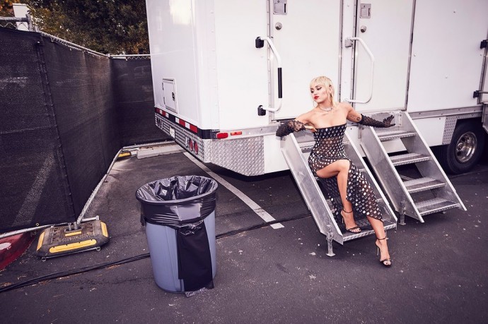 Майли Сайрус выбрала платье из прозрачной ткани для похода на MTV Video Music Awards 2020