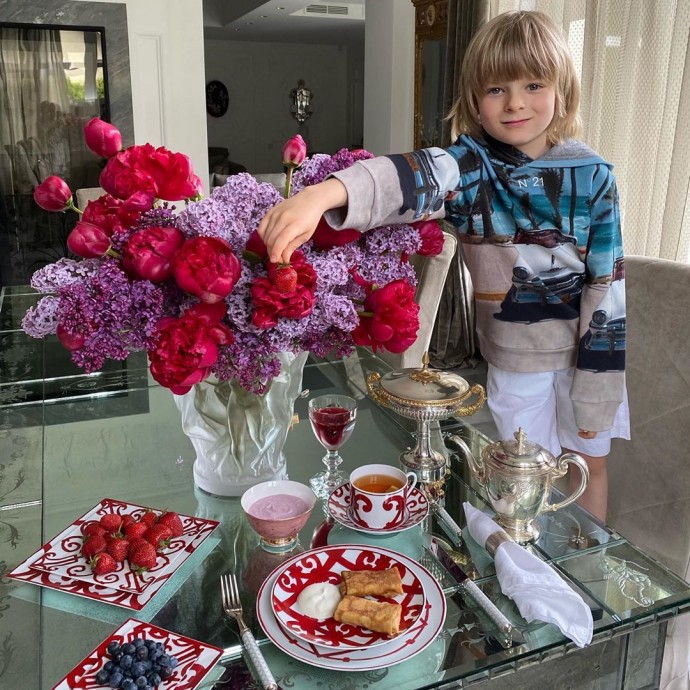 "Девочка с завтраком": Максим Галкин показал, что ест на завтрак его дочь