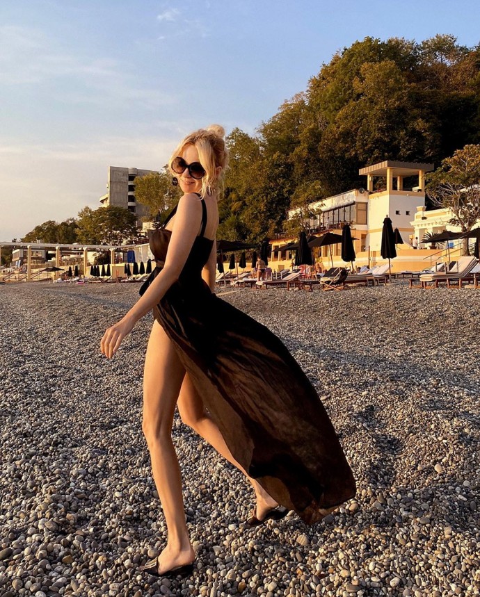 Яна Рудковская вышла на пляж в Сочи с вечерней укладкой