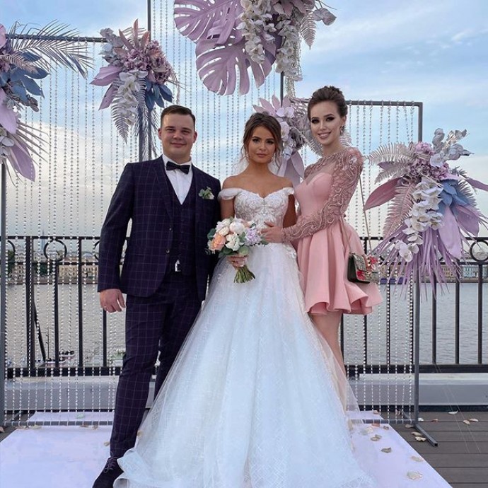 Анастасия Костенко погуляла на свадьбе сестры и сочинила ей стихи о наболевшем