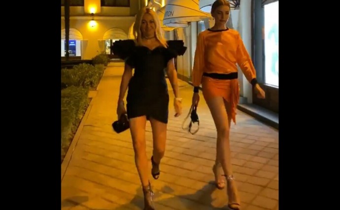  "Как старый рваный башмак": Яна Рудковская опозорилась рядом с подругой модельной внешности