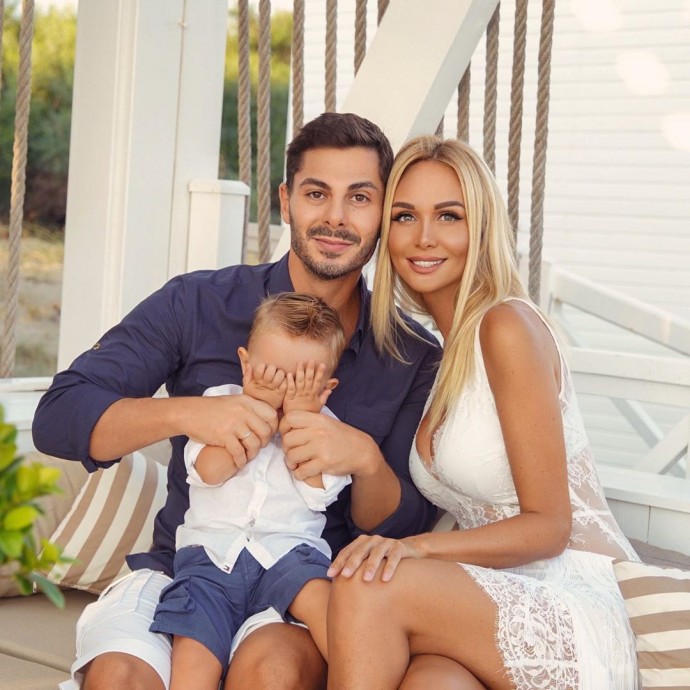 Виктория Лопырёва выбрала сексуальное платье для фотосесси с мужем и сыном