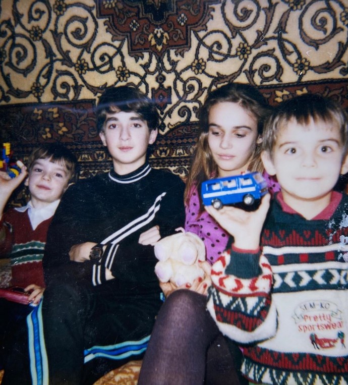 В своем ведьминском платье Алена Водонаева еле доковыляла до красной дорожки премии РУ.ТВ