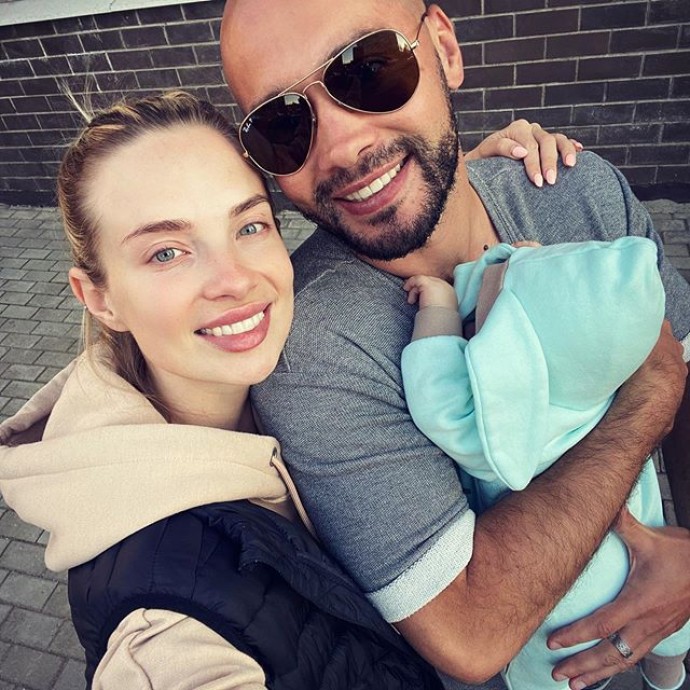 Андрей Черкасов с женой впервые отправились за границу с новорожденным сыном