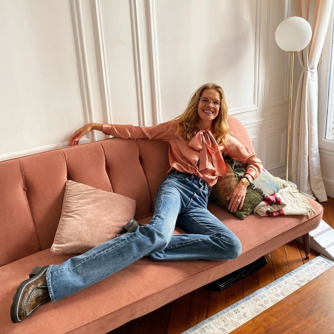 Рейтинг дня: Наталья Водянова прилегла на розовый диван и показала очень длинные ноги
