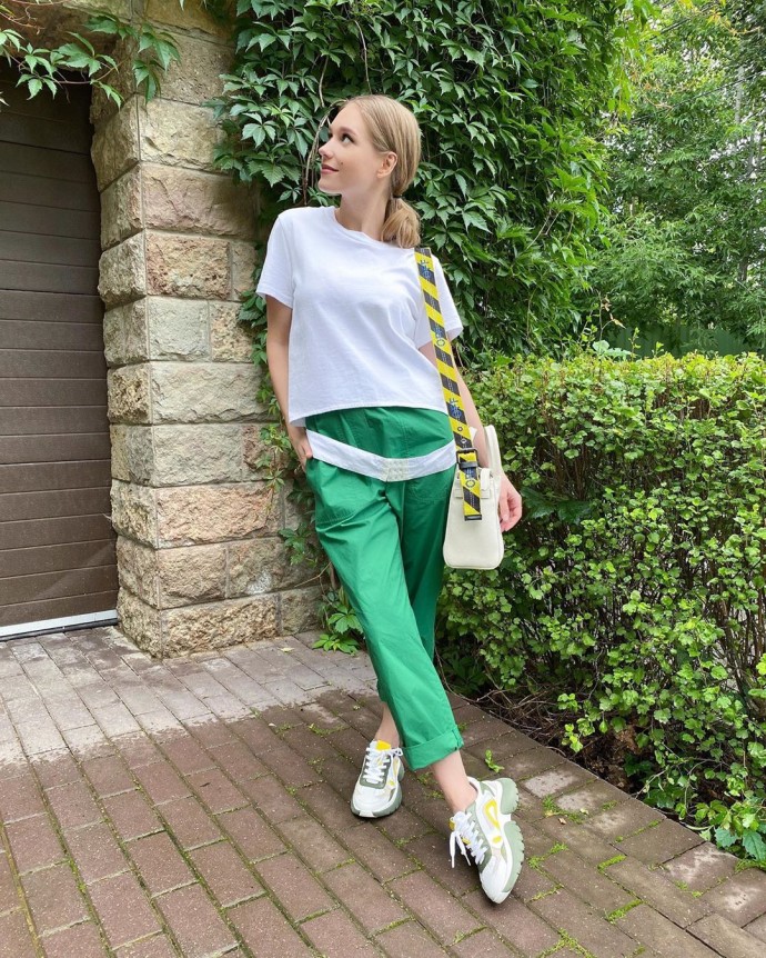 Рейтинг дня: Кристина Асмус предстала в зелёных брюках, которые визуально укоротили ей ноги