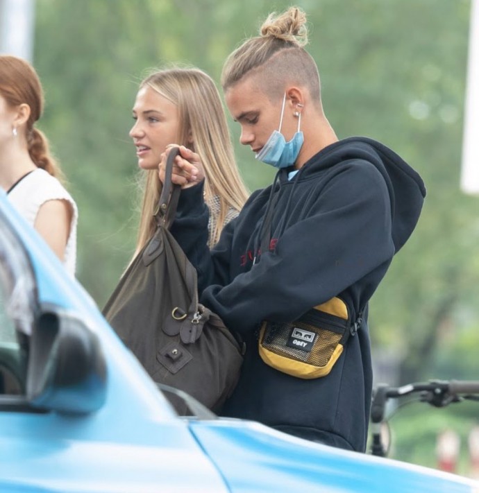 18-летний Ромео Бекхэм прогулялся по магазинам со своей девушкой