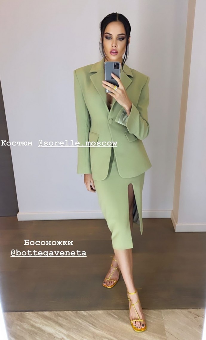 Рейтинг дня: Анастасия Решетова на новом селфи в фисташковом костюме выглядит значительно старше