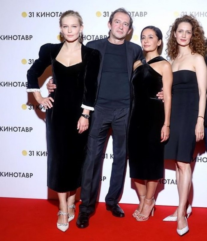 Рейтинг дня: Юлия Пересильд предстала в "чёрном бархате" на Кинотавре