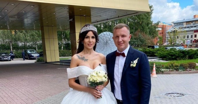 Невеста Ильи Яббарова для свадьбы выбрала платье, едва прикрывающее силиконовую грудь