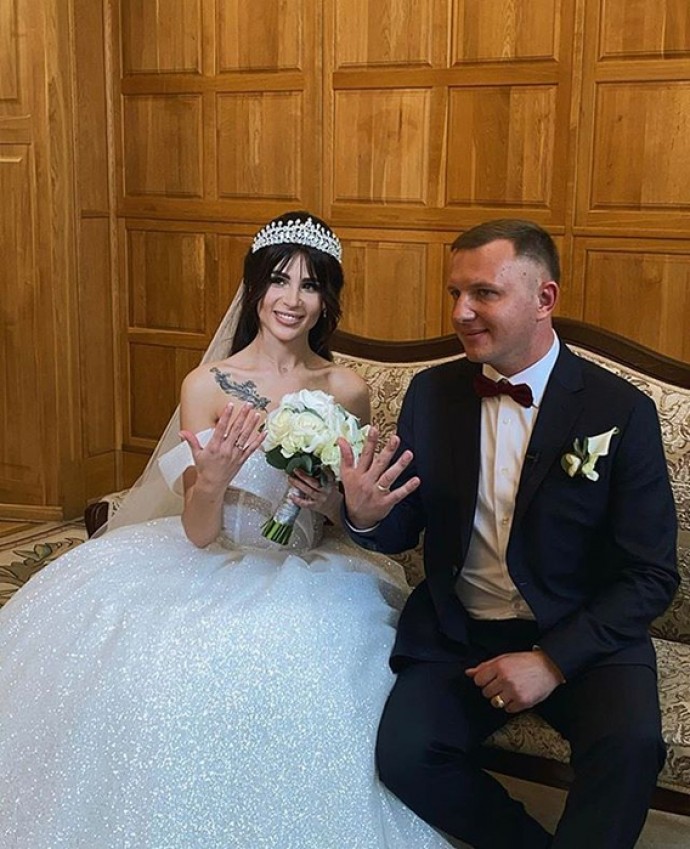 Невеста Ильи Яббарова для свадьбы выбрала платье, едва прикрывающее силиконовую грудь