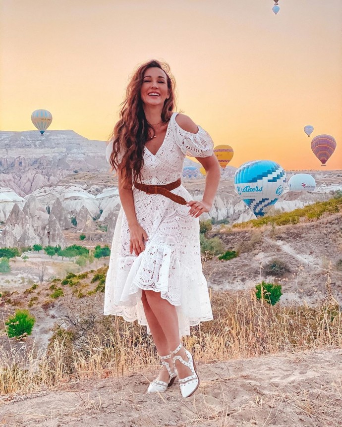 Рейтинг дня: Анфиса Чехова встретила рассвет в Каппадокии в белом ажурном платье
