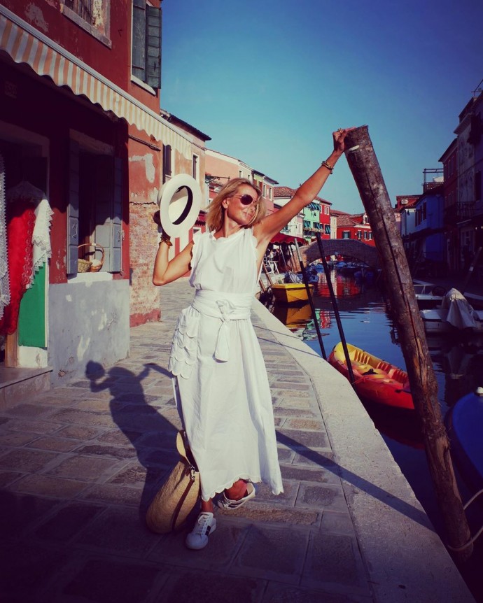 Рейтинг дня: Юлия Высоцкая в романтичном образе в шляпе гуляет по Венеции