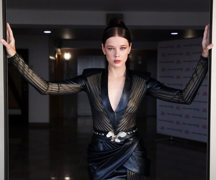 Рейтинг дня: Катерина Шпица надела на "Кинотавр" соблазнительное чёрное платье из кожи и шпильки
