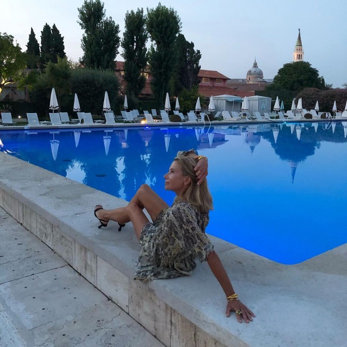 "Какой труд": 47-летняя Юлия Высоцкая показала идеально стройные ноги 