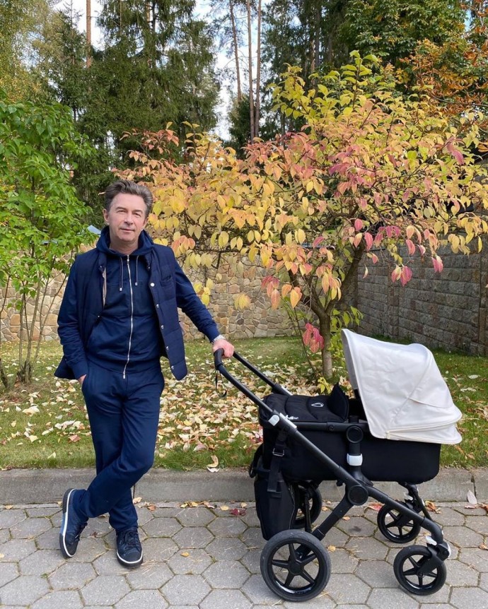 "Лео и папа": 62-летний Валерий Сюткин отправился на прогулку с новорожденным сыном