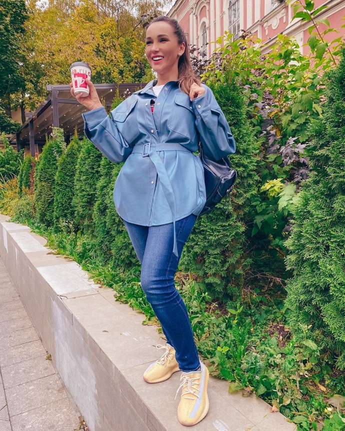 Рейтинг дня: Анфиса Чехова "выгуляла" свои новые кроссовки ананасового цвета