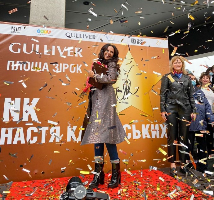 Настя Каменских показала неидеальную фигуру в бикини