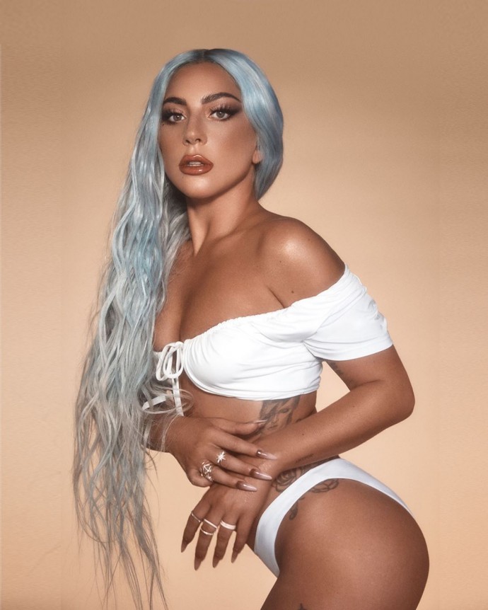 Леди Гага эффектно разделась для рекламы собственной линейки косметики