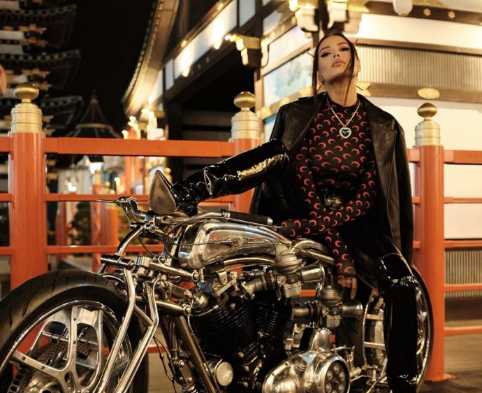 Рейтинг дня: Анастасия Решетова в чёрном латексе на мотоцикле