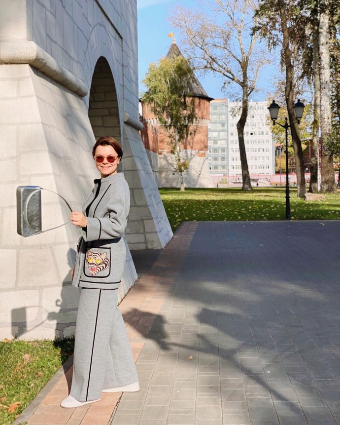 Рейтинг дня: Татьяна Брухунова в сером костюме на улочках Тулы
